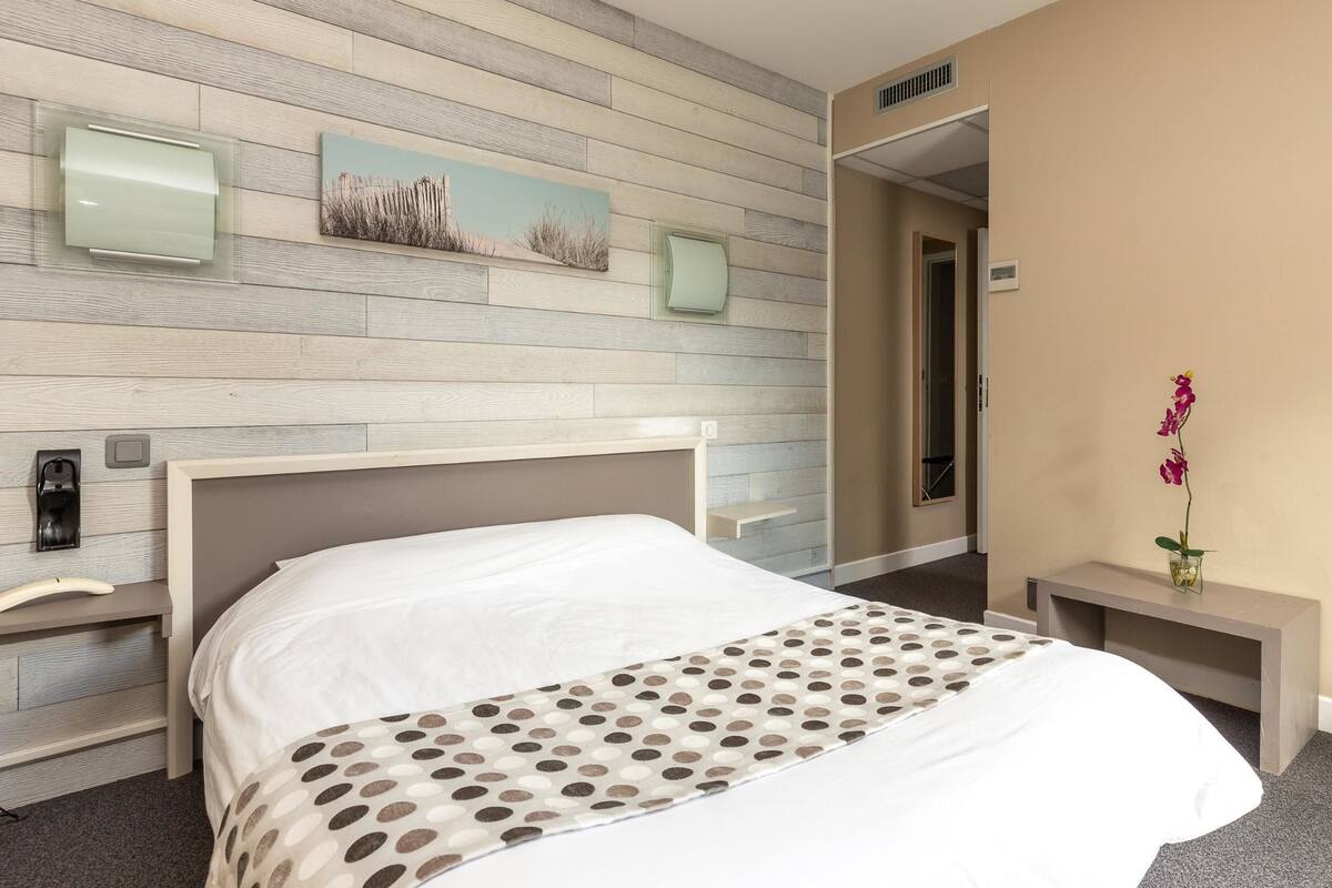 Blackout curtains, soundproofing, free WiFi, bed sheets