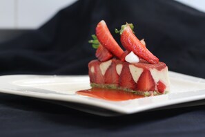 Serveert ontbijt, diner, brunch, Franse gerechten 