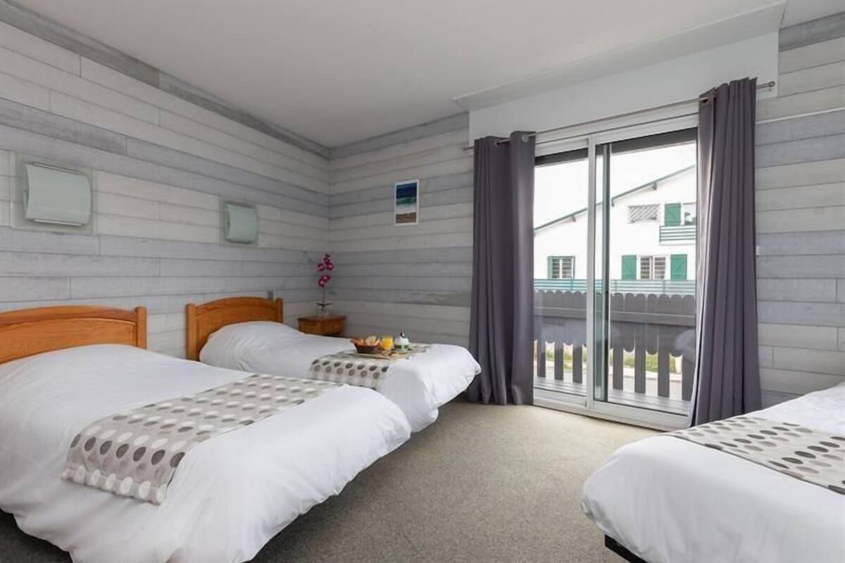 Triple Room | Blackout curtains, soundproofing, free WiFi, bed sheets