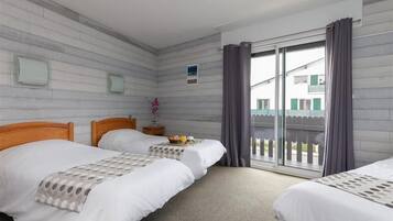 Habitación triple | Cortinas blackout, insonorización, wifi gratis y ropa de cama