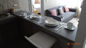 Familienapartment, 1 Queen-Bett, Stadtblick | Wohnzimmer