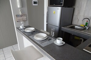 Fridge, microwave, oven, stovetop - Bello Departamento San Ignacio (Santiago)