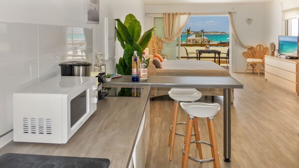 冰箱、微波炉、炉灶、意式浓缩咖啡机