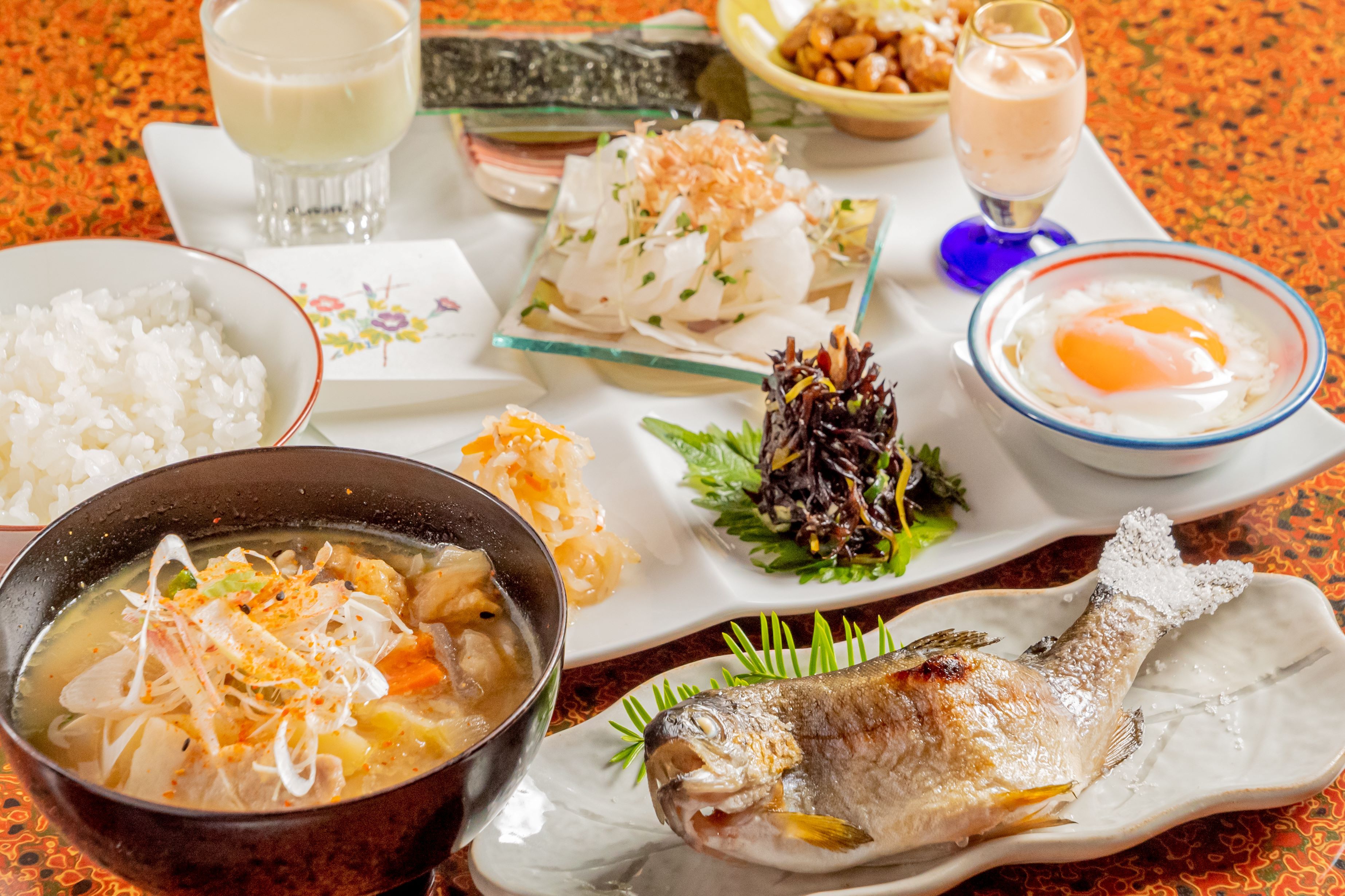 Diversos platos que incluyen arroz, sopa, pescado y un tazón de huevos.