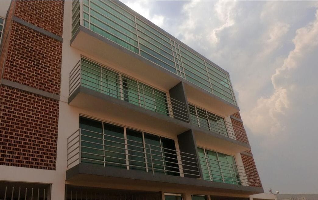 Vista frontal de la propiedad