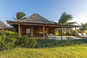 Suite Luxe (Piscina) | Coffres-forts dans les chambres, rideaux occultants, Wi-Fi gratuit