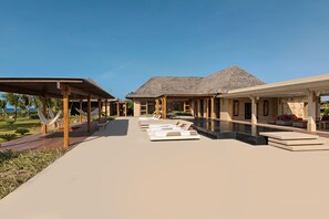 Outdoor pool - Casana Hotel (Cruz)