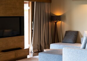 Deluxe Suite (Piscina) | Ruang tamu | 49 inci sebuah televisyen pintar dengan kabel, TV 