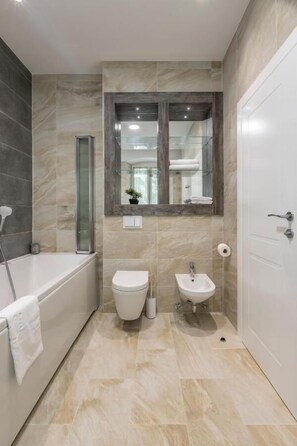 Superior Double Room, Courtyard View (Ana) | Bathroom