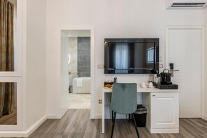 Kamar Double Superior, pemandangan halaman (Ana) | Minibar, brankas, meja kerja, dan ruang kerja ramah laptop
