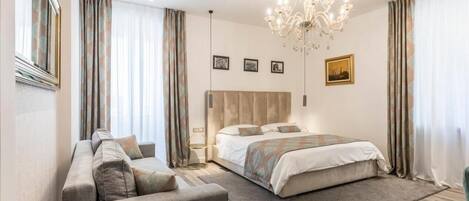 Habitación doble superior, vista al patio (Ana) | Minibar, caja de seguridad en la habitación y escritorio