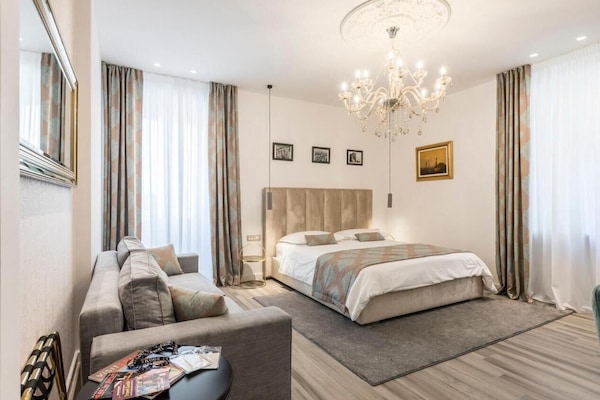 Minibar, caja de seguridad en la habitación y escritorio