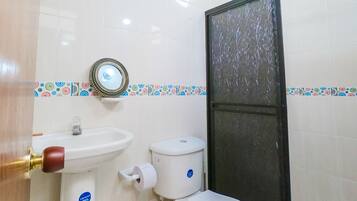 Căn hộ, 3 phòng ngủ | Phòng tắm | Buồng tắm vòi sen, đồ dùng nhà tắm miễn phí, xà phòng, dầu gội
