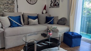 ดีลักซ์อพาร์ทเมนท์, 2 ห้องนอน, ระเบียง | 2 ห้องนอน, โต๊ะทำงาน, พื้นที่ทำงานแบบใช้แล็ปท็อป, เตารีด/โต๊ะรีดผ้า