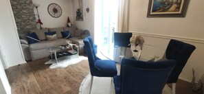 ดีลักซ์อพาร์ทเมนท์, 2 ห้องนอน, ระเบียง | 2 ห้องนอน, โต๊ะทำงาน, พื้นที่ทำงานแบบใช้แล็ปท็อป, เตารีด/โต๊ะรีดผ้า