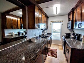 Réfrigérateur, four à micro-ondes, un four, lave-vaisselle