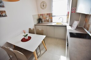 Mikrovågsugn, diskmaskin, kaffe- och tebryggare och grytor/köksredskap