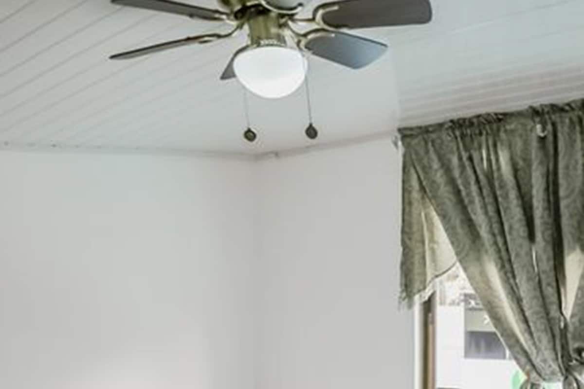Kamar Single Basic, pemandangan kota | Tirai kedap cahaya, setrika/meja setrika, Wi-Fi gratis, dan seprai linen