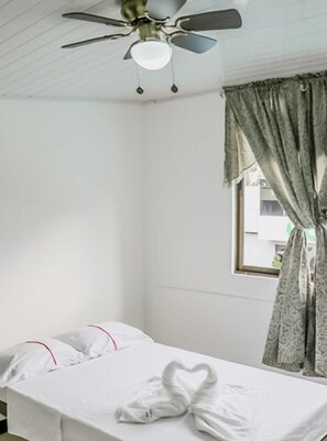 ベーシック シングルルーム シティビュー | 遮光カーテン、アイロン / アイロン台、WiFi (無料)、ベッドシーツ