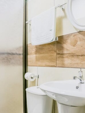 Shower, towels, soap, toilet paper - Hotel Casanova (San José)