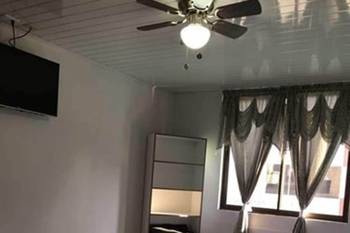 Kamar Basic, 2 Tempat Tidur Double | Tirai kedap cahaya, setrika/meja setrika, Wi-Fi gratis, dan seprai linen