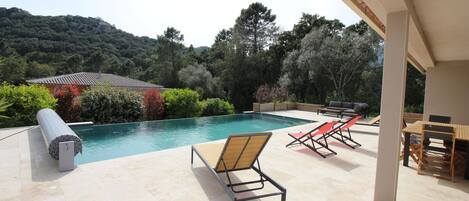 Una piscina al aire libre, una piscina climatizada
