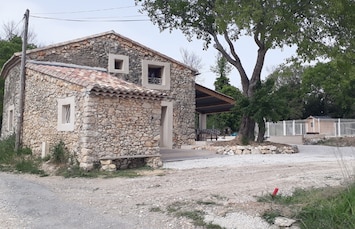 Un gite,au milieu de la garrigue