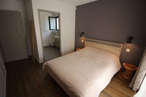 3 chambres, fer et planche à repasser, Wi-Fi, draps fournis