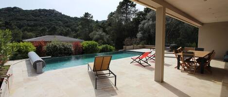 Een verwarmd zwembad