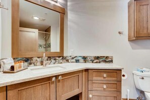 Kombinert dusj/badekar, hårføner og håndklær