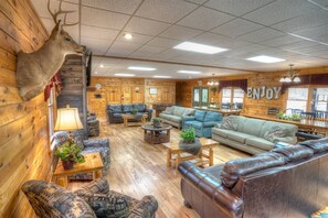 Fireplace - Deer Crossing Lodge- PERFECT LODGE RETREAT FOR YOUR FAMLY REUNION (Sautee Nacoochee)