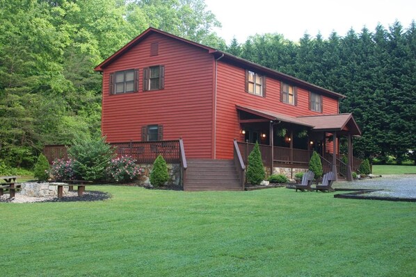 Exterior - Deer Crossing Lodge- PERFECT LODGE RETREAT FOR YOUR FAMLY REUNION (Sautee Nacoochee)
