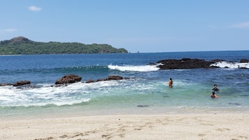 Plage à proximité, chaises longues, serviettes de plage