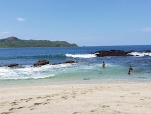 Playa en los alrededores, camastros y toallas de playa