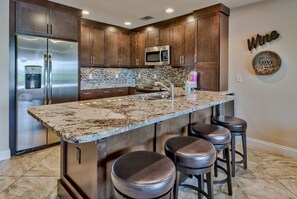 Fridge, microwave, oven, stovetop - ** NEED A BREAK ** Lakefront, 2 min walk to beach (Miramar Beach)