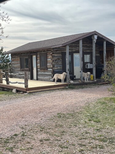 Rustic log cabin in the beautiful Wyoming Black Hills!