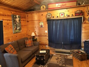 Fernseher, DVD-Player, Bücher