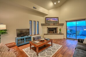 Smart TV, books - Charming home in the Albuquerque foothills (Albuquerque)