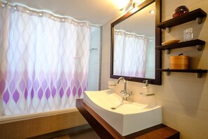 Combined shower/bathtub, hair dryer, bidet, towels