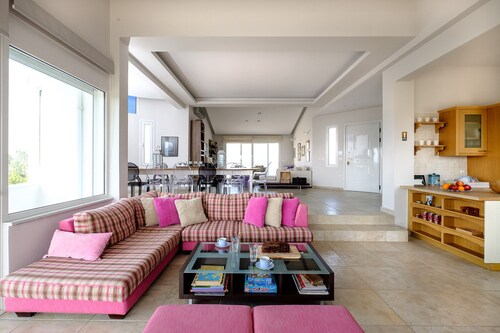 Spacious family home set within a gorgeous orange grove near Naflpio!