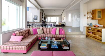 Spacious family home set within a gorgeous orange grove near Naflpio!