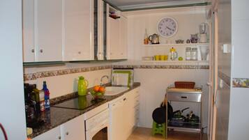 Een koelkast, een oven, een kookplaat, een vaatwasser