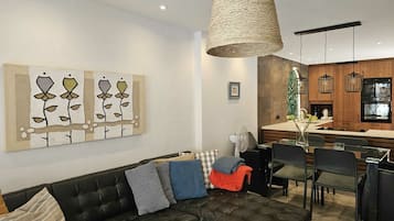 Een smart-tv, videogames, een dvd-speler en tafelvoetbal