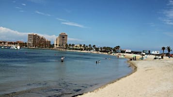 Playa en los alrededores, camastros y toallas de playa 