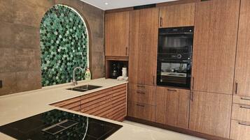 Een koelkast, een oven, een kookplaat, een vaatwasser