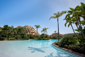 Una piscina cubierta, una piscina al aire libre