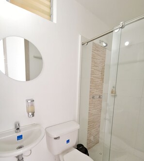 Apartment, 3 Bedrooms | Bathroom | Shower, free toiletries, soap, shampoo