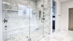 Badewanne, Haartrockner, Handtücher, Seife