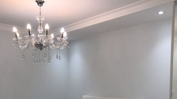 1 habitación, tabla de planchar con plancha, wifi gratis y ropa de cama