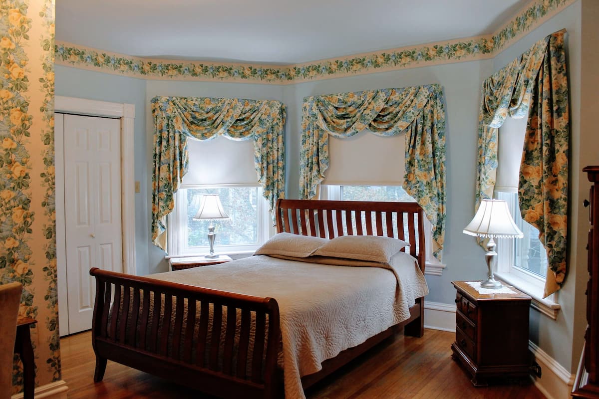 Classic Room, 1 Queen Bed | WiFi (free), individually decorated, individually furnished